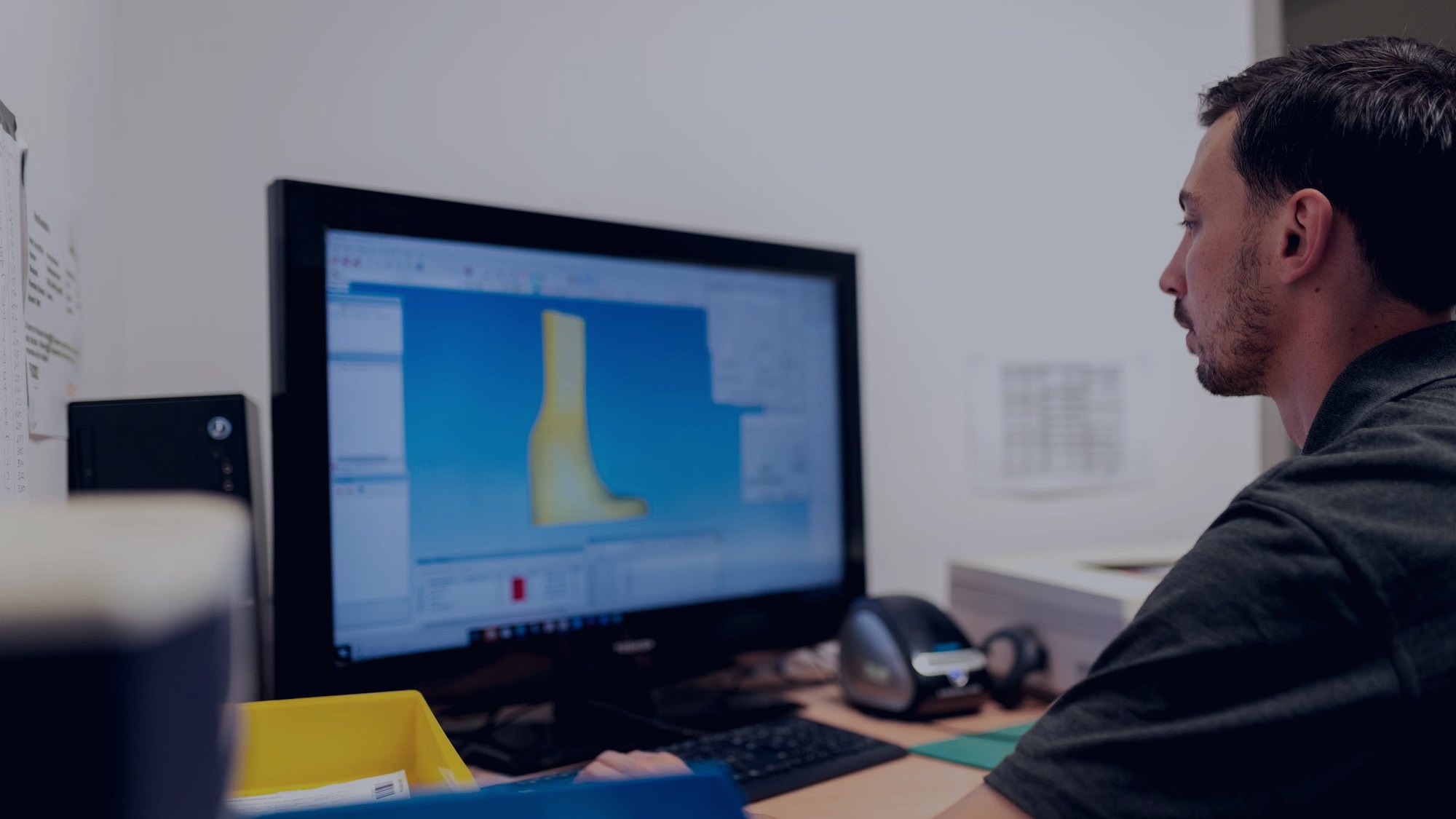 Ingeniero revisando un plano en CAD para cotizar un maquinado