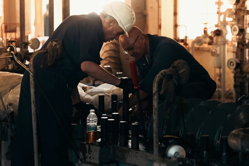 Ingenieros revisando una máquina
